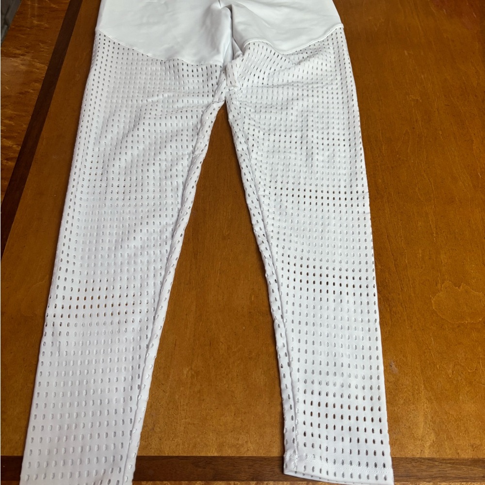 Onzie White Perforated Leggings NWT. S/M.